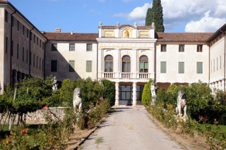 Illustration for article titled A Tour Of Brangelina's Ridiculous Italian Mansion
